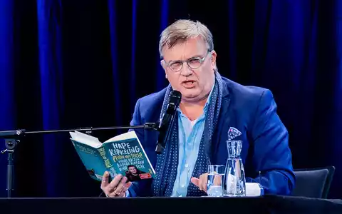 Hape Kerkeling liest aus seinem Buch «Pfoten vom Tisch!», das jetzt auch verfilmt wird (Archivbild). - Foto: Rolf Vennenbernd/dpa