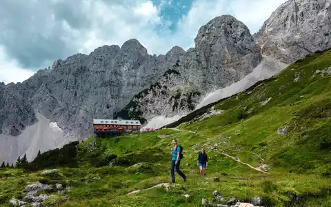 Sicher unterwegs am Berg: Österreichs Wanderdörfer stärken das Bewusstsein für alpine Sicherheit - Foto: presseportal.de