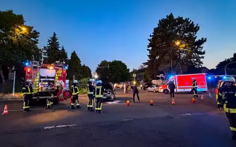 FFW Schwalmtal: Verkehrsunfall mit zwei Pkw auf der Rickelrather Straße - Foto: presseportal.de