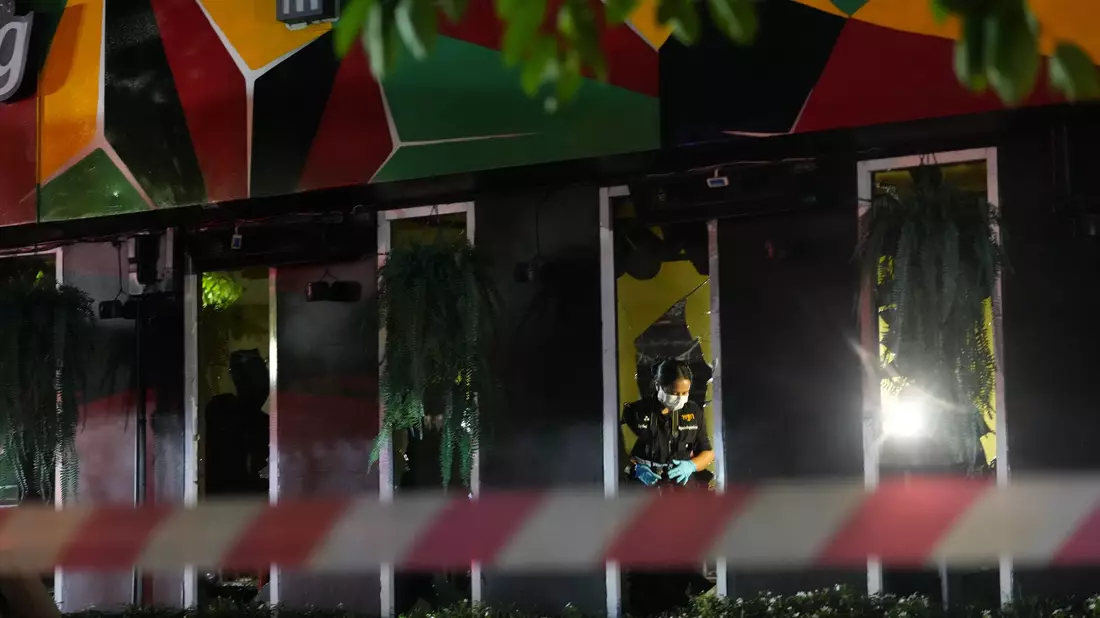 Zahlreiche Fenster sind bei dem Brand geborsten. - Bild: Sakchai Lalit/AP/dpa