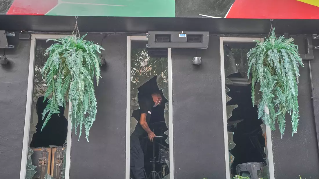 Polizisten suchten am Tag nach dem Feuer nach Hinweisen zur Unglücksursache. - Bild: Sakchai Lalit/AP/dpa