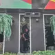 Polizisten suchten am Tag nach dem Feuer nach Hinweisen zur Unglücksursache. - Bild: Sakchai Lalit/AP/dpa