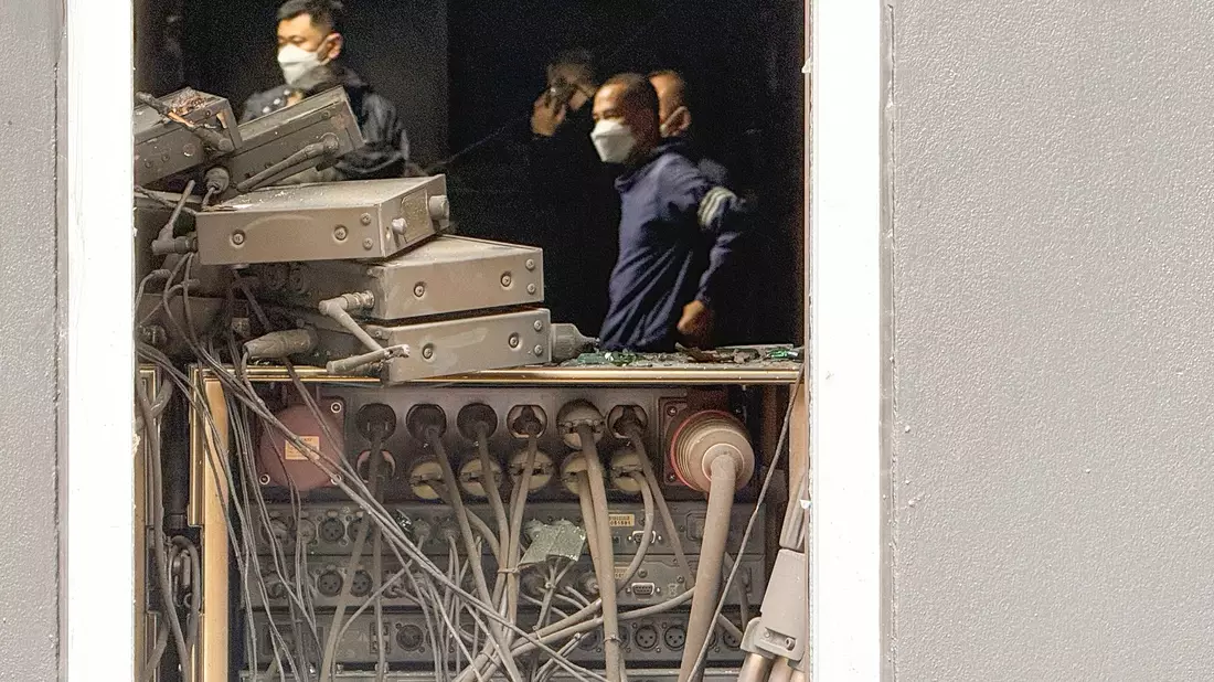 Die Ermittler schützten sich mit Masken vor dem beißenden Gestank. - Bild: Carola Frentzen/dpa