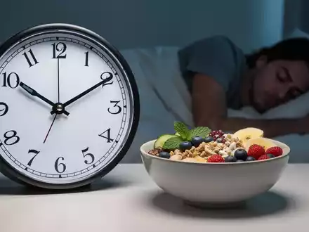 Eine stilisierte Uhr, eine gesunde Frühstücksschale und die Silhouette einer schlafenden Person symbolisieren Schlaf- und Essgewohnheiten. - Foto: über boerse-global.de