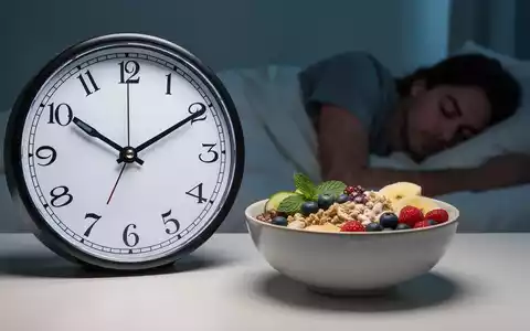 Eine stilisierte Uhr, eine gesunde Frühstücksschale und die Silhouette einer schlafenden Person symbolisieren Schlaf- und Essgewohnheiten. - Foto: über boerse-global.de