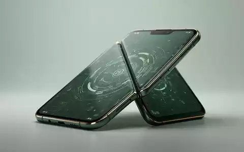 Schlankes, teilweise gefaltetes Smartphone in dunklem Grün 'Pine' mit goldenem Rahmen, zeigt raffiniertes Design. - Foto: über boerse-global.de