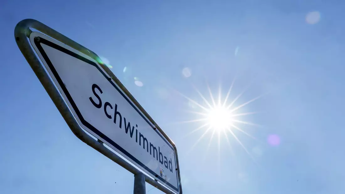 Die nächsten Tage bringen passende Temperaturen für den Gang ins Schwimmbad. (Symbolbild) - Bild: Thomas Warnack/dpa