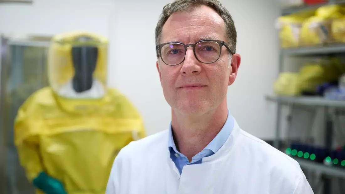 Der Tropenmediziner Torsten Feldt ist in Düsseldorf für die Sonderisolierstation zuständig. (Archivbild) - Bild: Bernd Thissen/dpa