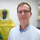 Der Tropenmediziner Torsten Feldt ist in Düsseldorf für die Sonderisolierstation zuständig. (Archivbild) - Bild: Bernd Thissen/dpa
