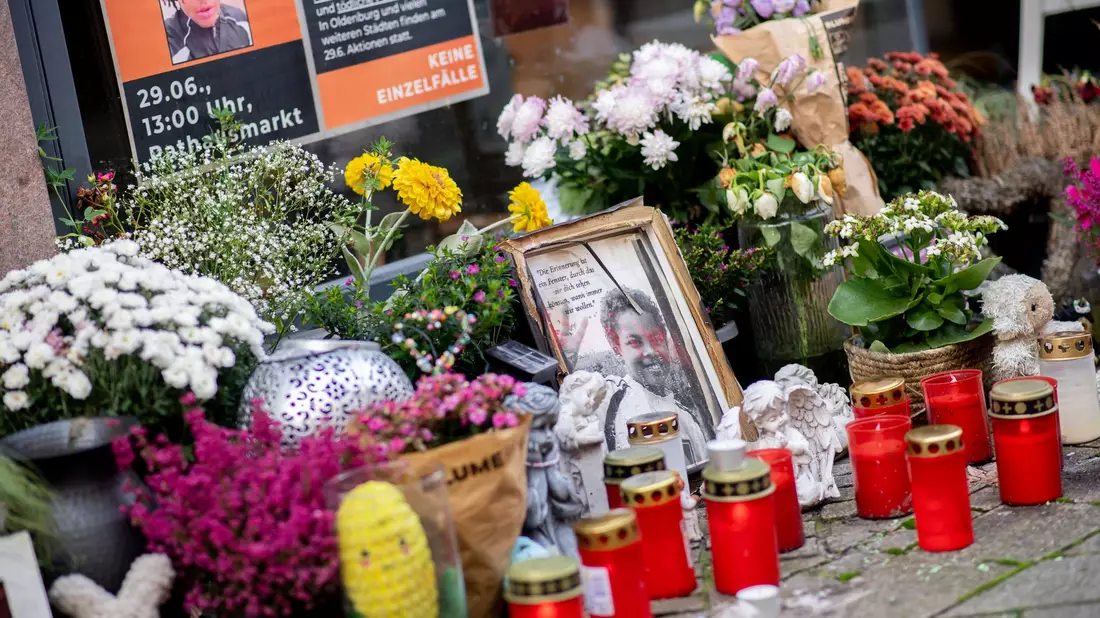Blumen, Fotos und Kerzen am Tatort in Oldenburg erinnern an den Tod von Lorenz. Er starb durch Polizeischüsse. (Archivbild)   - Bild: Hauke-Christian Dittrich/dpa