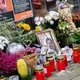 Blumen, Fotos und Kerzen am Tatort in Oldenburg erinnern an den Tod von Lorenz. Er starb durch Polizeischüsse. (Archivbild)   - Bild: Hauke-Christian Dittrich/dpa