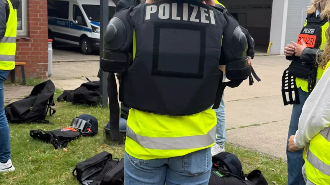 POL-WL: Schülerferienpraktikum bei der Polizei: Spannende Einblicke in den Polizeiberuf - Restplätze für weitere Termine verfügbar - Bild: presseportal.de