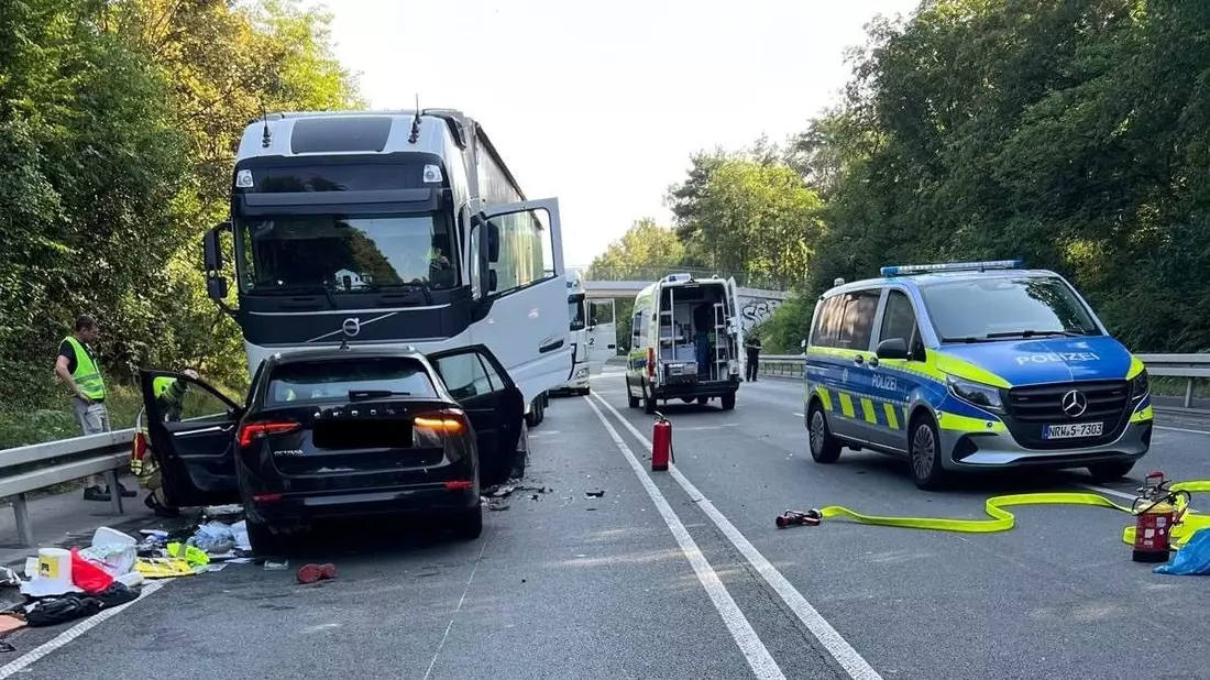 FW Paderborn: Verkehrsunfall auf der B1n fordert zwischen den Ausfahrten Diebesweg und Schützenstraße ein Todesopfer - Bild: presseportal.de