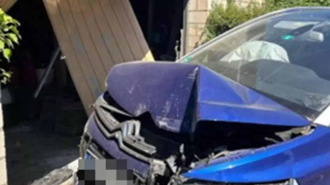 POL-SI: PKW landet nach Kollision in Garage - #polsiwi - Bild: presseportal.de