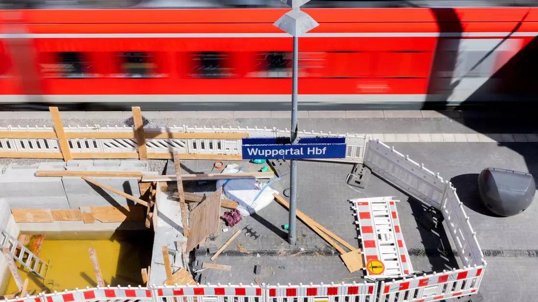 Eigentlich war die Freude groß, dass zwischen Hagen, Wuppertal und Köln wieder Züge fahren können - doch dann fiel auf, dass eine Brücke marode ist. (Archivbild) - Bild: Rolf Vennenbernd/dpa
