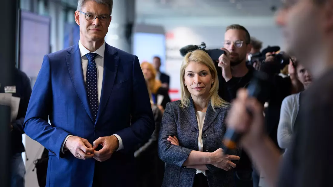 Bahnchefin Evelyn Palla und Verkehrsminister Patrick Schnieder haben das Konzept der Generalsanierungen von ihren Vorgängern übernommen. Zuletzt kündigten sie an, dass das Konzept auf den Prüfstand gestellt wird. Komplett verwerfen wollen sie es nicht. (Archivbild)  - Bild: Bernd von Jutrczenka/dpa
