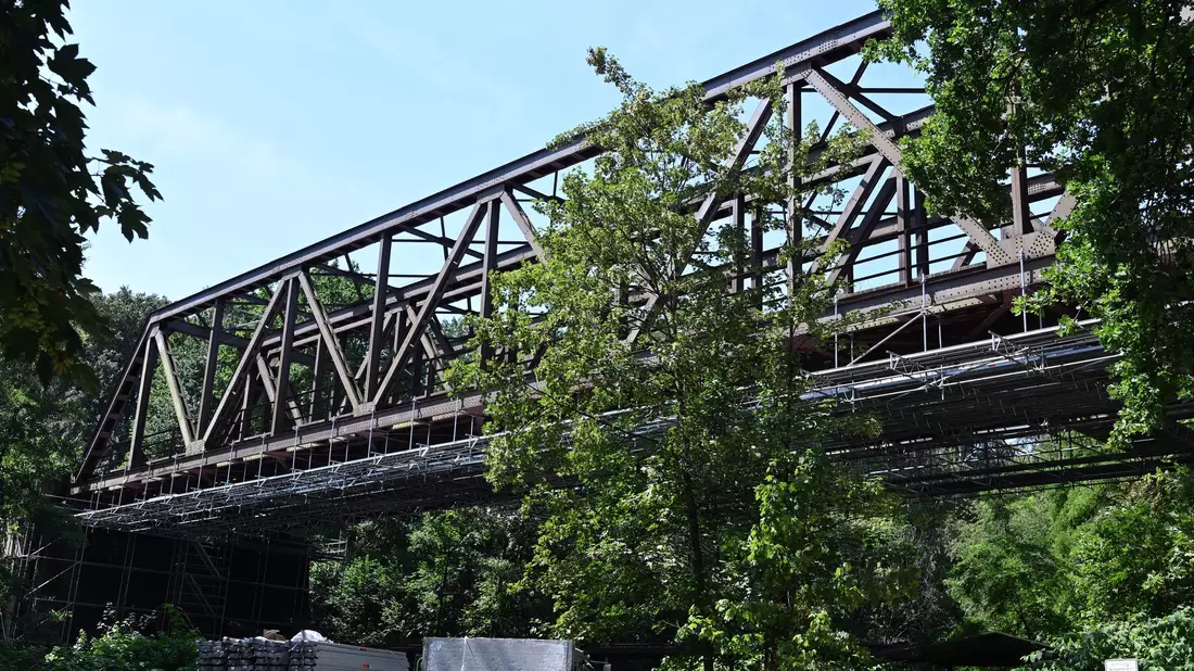 Wegen einer maroden Bahnbrücke über die Wupper ist der Zugverkehr zwischen Köln und Wuppertal weiterhin eingeschränkt. - Bild: Federico Gambarini/dpa