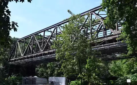Wegen einer maroden Bahnbrücke über die Wupper ist der Zugverkehr zwischen Köln und Wuppertal weiterhin eingeschränkt. - Foto: Federico Gambarini/dpa