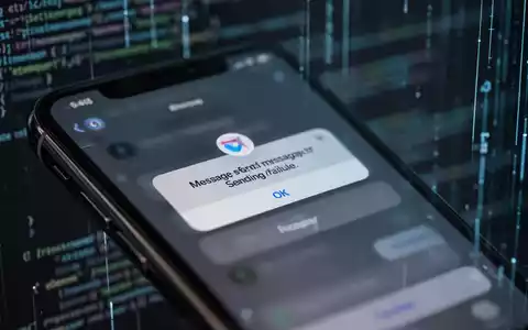 Ein iPhone-Bildschirm zeigt eine Nachrichtensendefehler, mit unscharfem Hintergrund aus digitalem Code, der Softwareprobleme und Sicherheit symbolisiert. - Foto: über boerse-global.de