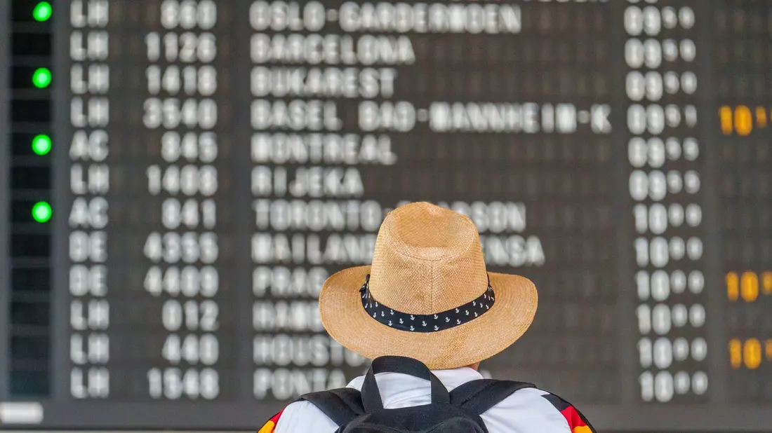 Die Auswahl an Flügen wird kleiner.  - Bild: Andreas Arnold/dpa