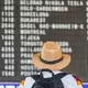 Die Auswahl an Flügen wird kleiner.  - Bild: Andreas Arnold/dpa