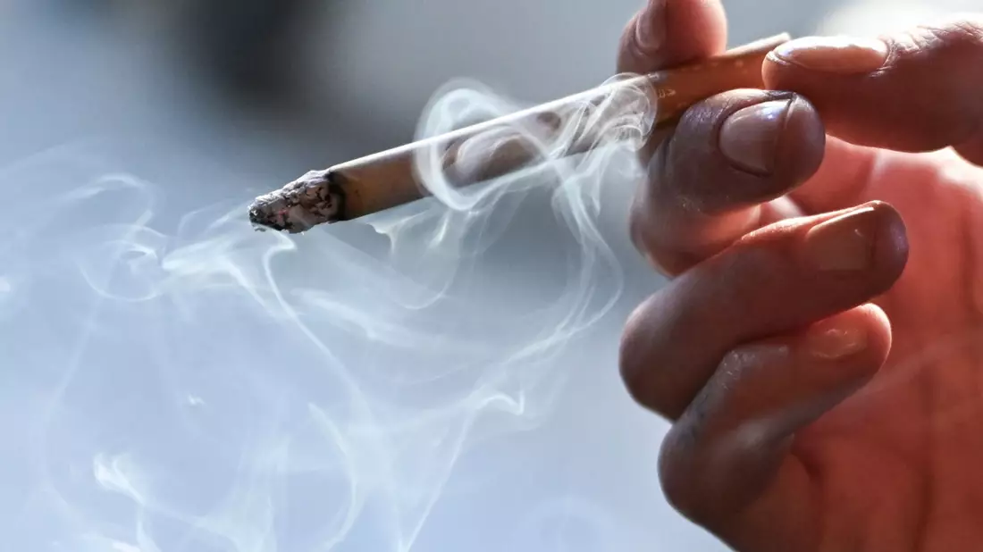  Die Tabaksteuern in Deutschland sollen deutlich steigen, wodurch sich die Preise für Zigaretten erheblich erhöhen würden.  - Bild: Jens Kalaene/dpa