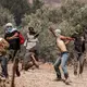 Rechtsgerichtete israelische Siedler greifen regelmäßig im Westjordanland Palästinenser an. (Archivbild) - Bild: Ilia Yefimovich/dpa