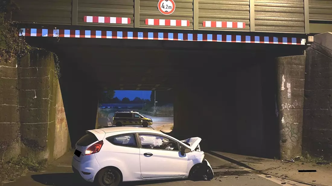 POL-MI: Autofahrer kracht gegen Mauer einer Bahnunterführung - Bild: presseportal.de