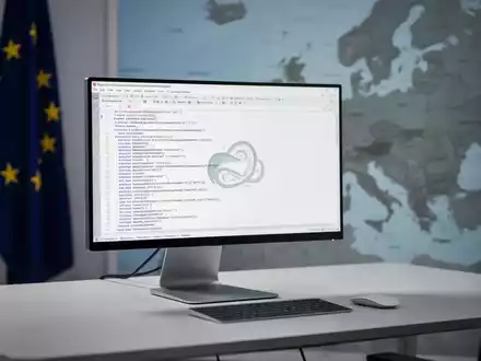 Computerbildschirm mit Open-Source-Softwarecode auf einem Schreibtisch in einem modernen Büro, Symbol für digitale Souveränität und europäische Alternativen. - Foto: über boerse-global.de