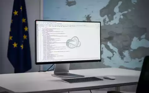 Computerbildschirm mit Open-Source-Softwarecode auf einem Schreibtisch in einem modernen Büro, Symbol für digitale Souveränität und europäische Alternativen. - Foto: über boerse-global.de