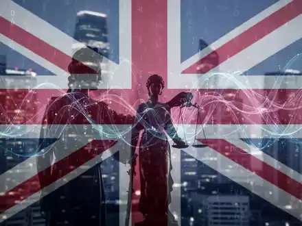 Stilisierte Darstellung digitaler Regulierung mit Union-Jack-Überlagerung, abstrakten Datenflüssen und einer Regulierungs-Silhouette. - Foto: über boerse-global.de