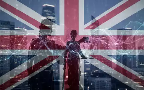 Stilisierte Darstellung digitaler Regulierung mit Union-Jack-Überlagerung, abstrakten Datenflüssen und einer Regulierungs-Silhouette. - Foto: über boerse-global.de