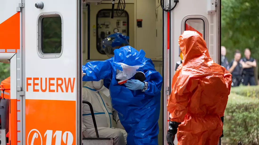Der Transport von hochansteckenden Patienten in die Uniklinik wird immer wieder geübt, so wie hier im Jahr 2022. (Archivbild) - Bild: Boris Roessler/dpa
