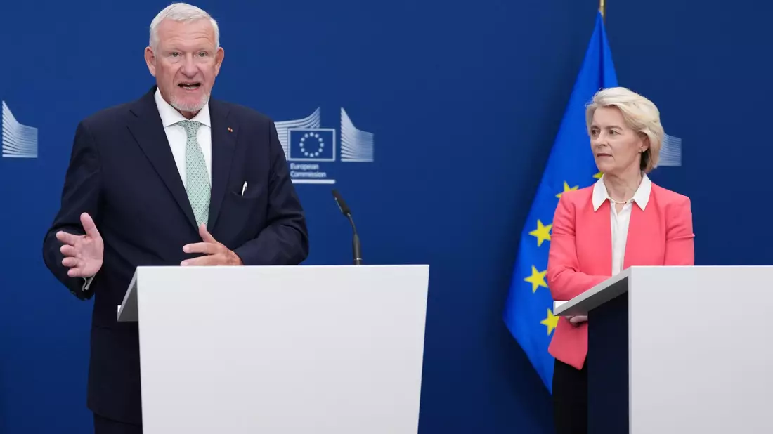 Der deutsche Forscher Jörg Fegert ist Mitautor des EU-Berichts und übergab ihn an Ursula von der Leyen.  - Bild: Marius Burgelman/AP/dpa