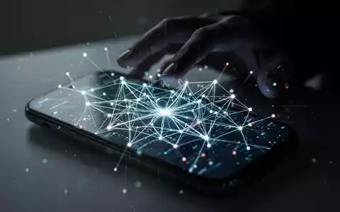 Nahaufnahme eines Smartphones, dessen Bildschirm ein komplexes Netzwerk aus leuchtenden Linien und Knoten zeigt, das Cybersicherheit und KI-Bedrohungen symbolisiert, mit einer schemenhaften Hand im Hintergrund. - Foto: über boerse-global.de