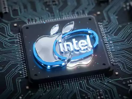 Verschlungene Apple- und Intel-Logos auf einem Mikrochip, blau-weiß leuchtend, symbolisieren eine neue Fertigungsvereinbarung. - Foto: über boerse-global.de