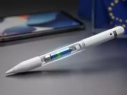 Apple Pencil-Stift mit sichtbarem, austauschbarem Batteriefach vor unscharfem iPad Pro und EU-Flagge. - Foto: über boerse-global.de