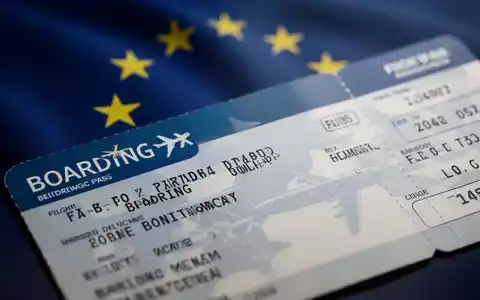 Nahaufnahme einer Bordkarte mit unscharfem Hintergrund, der die EU-Flagge andeutet, symbolisiert Fluggastrechte. - Foto: über boerse-global.de