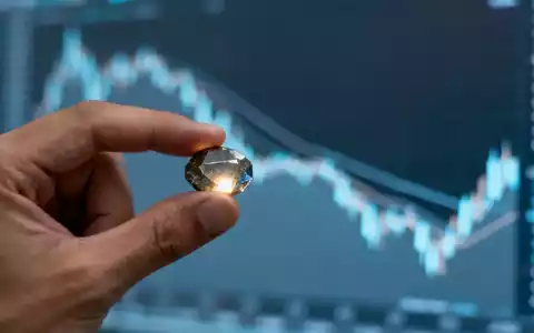 Eine Hand hält ein seltenes Erdmineral vor einem leicht fallenden digitalen Börsenchart. - Foto: über boerse-global.de