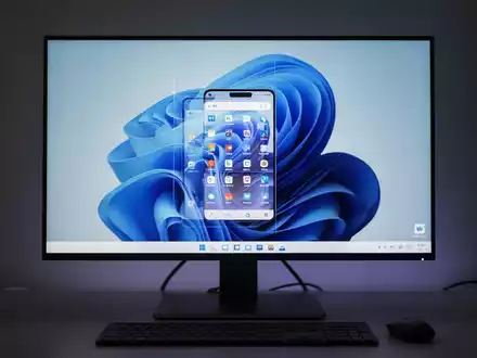 Ein Smartphone-Bildschirm ist nahtlos in einen Windows-11-Desktop-Monitor integriert und zeigt ein einheitliches digitales Erlebnis. - Foto: über boerse-global.de
