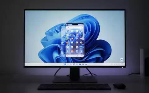 Ein Smartphone-Bildschirm ist nahtlos in einen Windows-11-Desktop-Monitor integriert und zeigt ein einheitliches digitales Erlebnis. - Foto: über boerse-global.de