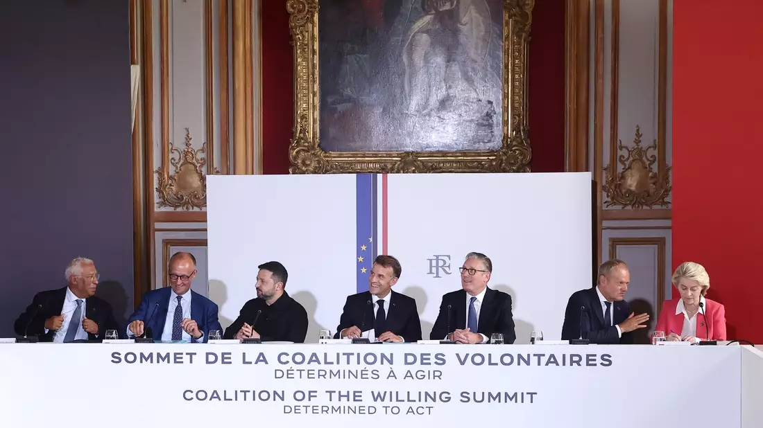 Starmer (3 v.r.) nahm in Paris an der Sitzung der sogenannten «Koalition der Willigen» teil. - Bild: Teresa Suarez/EPA Pool/AP/dpa