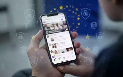 Jugendliche Hand hält Smartphone mit unscharfem Social-Media-Feed und digitalen Sicherheitsüberlagerungen, symbolisiert Altersbeschränkungen und Online-Privatsphäre. - Foto: über boerse-global.de