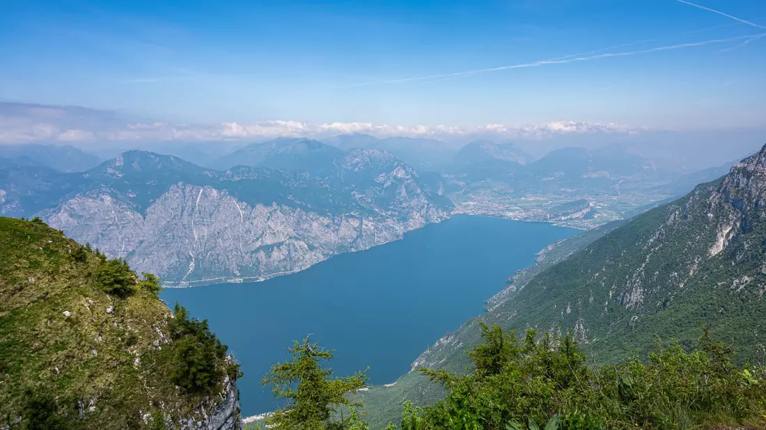 Schon wieder ein tödliches Unglück: Ein deutscher Gleitschirmflieger stirbt am Gardasee. (Archivbild) - Bild: Daniel Reinhardt/dpa
