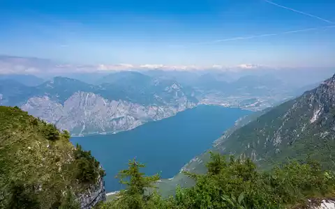 Schon wieder ein tödliches Unglück: Ein deutscher Gleitschirmflieger stirbt am Gardasee. (Archivbild) - Foto: Daniel Reinhardt/dpa