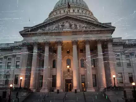 Digitale Störungseffekte auf einem Regierungsgebäude, symbolisieren IT-Ausfälle in der öffentlichen Verwaltung. - Foto: über boerse-global.de
