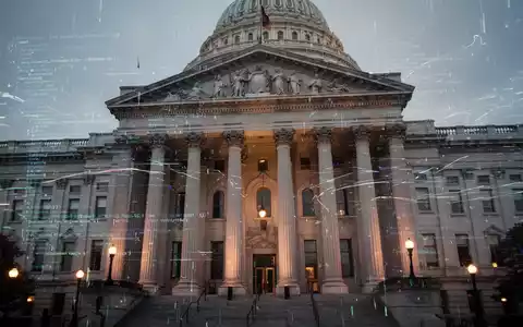 Digitale Störungseffekte auf einem Regierungsgebäude, symbolisieren IT-Ausfälle in der öffentlichen Verwaltung. - Foto: über boerse-global.de