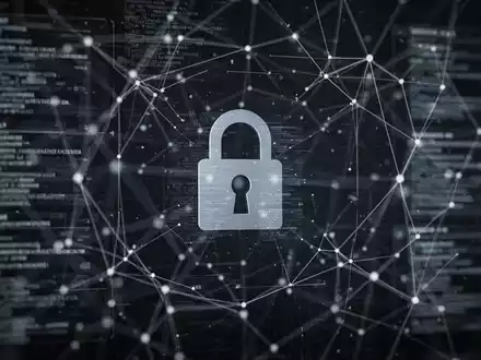Eine verschwommene digitale Schnittstelle mit verbundenen Linien und Daten, ĂŒberlagert von einem stilisierten VorhĂ€ngeschloss, das Datenschutzbedenken symbolisiert. - Foto: ĂŒber boerse-global.de