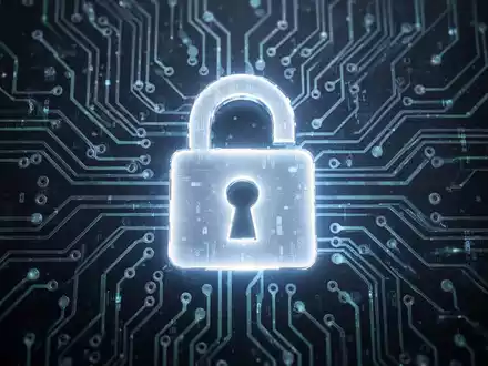 Leuchtendes Vorhängeschloss-Symbol auf einer Leiterplatte, für digitale Sicherheit und Kontoschutz. - Foto: über boerse-global.de