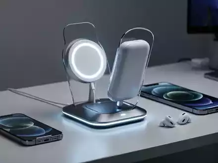 Moderne, minimalistische MagSafe-Ladestation mit abnehmbarer Powerbank, Smartphone und kabellosen Ohrhörern auf einem Schreibtisch. - Foto: über boerse-global.de